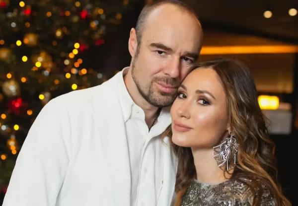 Жена "любовника" Полины Дибровой якобы сломала ему ногу на фоне скандального развода