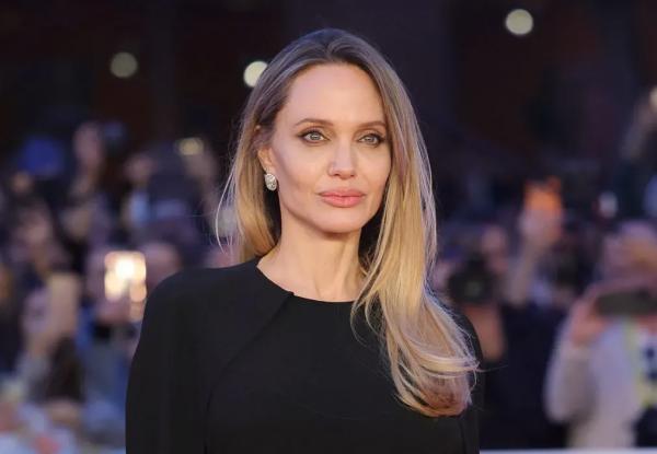 Анджелина Джоли посетила премьеру фильма "Кутюр" в Риме Анджелина Джоли посетила премьеру фильма "Кутюр" в Риме