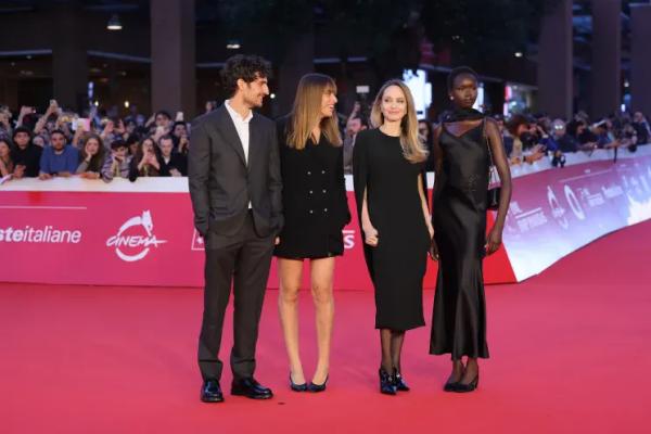 Анджелина Джоли посетила премьеру фильма "Кутюр" в Риме Анджелина Джоли посетила премьеру фильма "Кутюр" в Риме