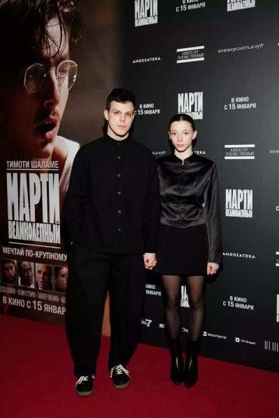 Григорий Верник и Полина Гухман, Мила Ершова и Святослав Рогожан на премьере "Марти Великолепного" с Тимоти Шаламе
Григорий Верник и Полина Гухман, Мила Ершова и Святослав Рогожан на премьере "Марти Великолепного" с Тимоти Шаламе