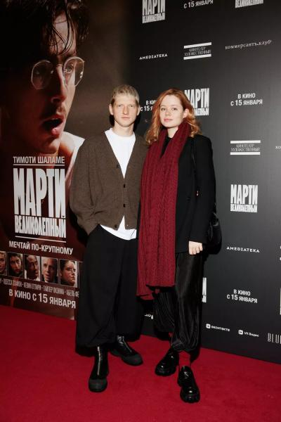 Григорий Верник и Полина Гухман, Мила Ершова и Святослав Рогожан на премьере "Марти Великолепного" с Тимоти Шаламе
Григорий Верник и Полина Гухман, Мила Ершова и Святослав Рогожан на премьере "Марти Великолепного" с Тимоти Шаламе