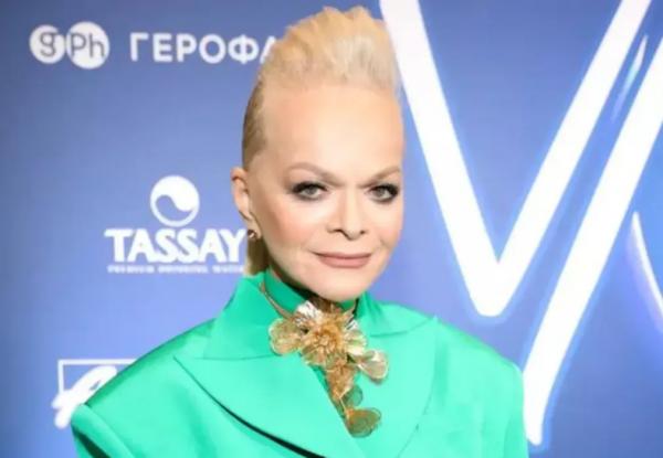 Лариса Долина снова перенесла дату переезда из спорной квартиры