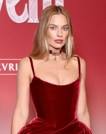 Марго Робби вышла в свет в кастомном платье Chanel со шлейфом