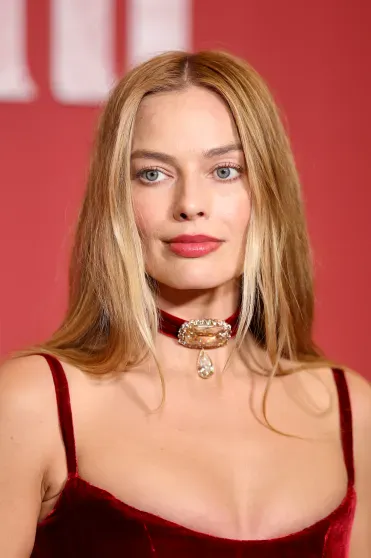 Марго Робби вышла в свет в кастомном платье Chanel со шлейфом