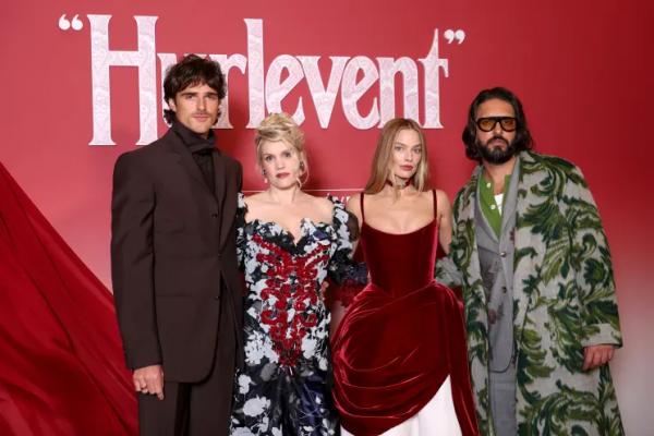 Марго Робби вышла в свет в кастомном платье Chanel со шлейфом