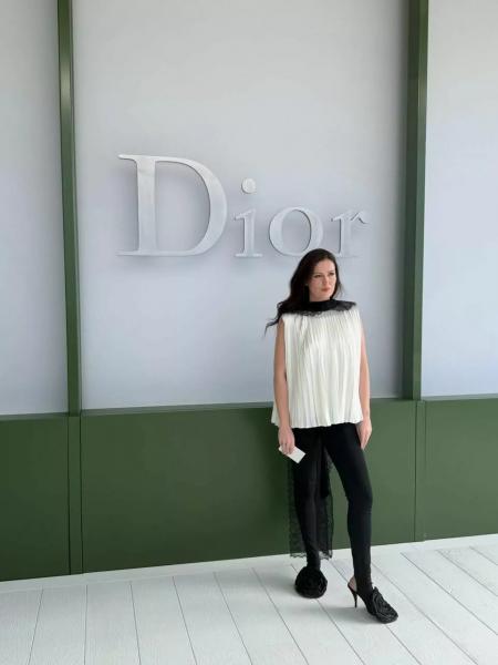 
Наши в Париже: Анна Александрова и Рената Пиотровски на показе Dior вместе с Натальей Водяновой, Шарлиз Терон и Эмили Ратажковски            