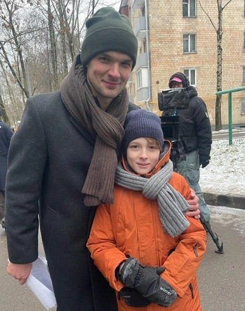 &laquo;Не хочу остаться актером одной роли&raquo;: Алексей Коряков о дружбе с коллегами из &laquo;Закрытой школы&raquo;, детях и новых проектах