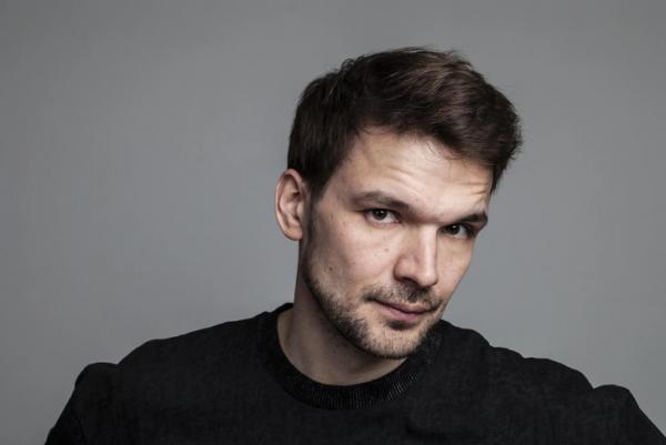 &laquo;Не хочу остаться актером одной роли&raquo;: Алексей Коряков о дружбе с коллегами из &laquo;Закрытой школы&raquo;, детях и новых проектах
