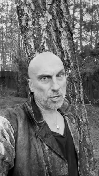 "Летают беспилотники, гибнут люди. Так не должно быть". "Отменённый" из-за своих слов об СВО Дмитрий Нагиев записал видео ко Дню Победы