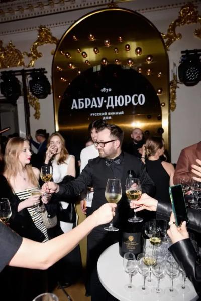"******** ПМЭФ даже более горько, чем ******** лето". В телеграме обсуждают, кто и сколько пьёт на ПМЭФ-2026